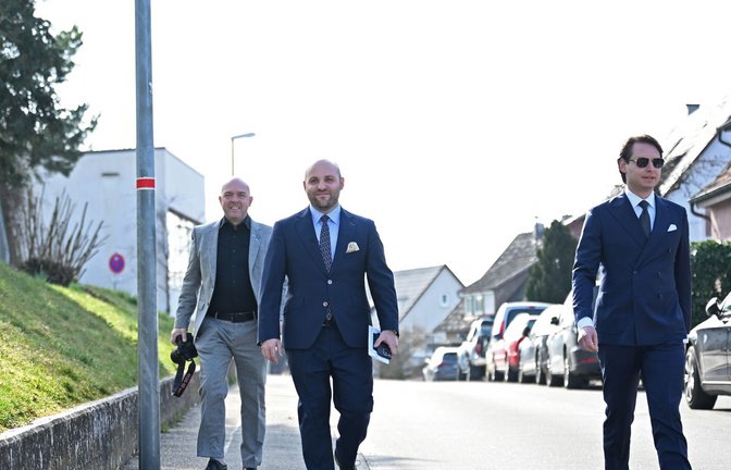 AfD-Spitzenkandidat Markus Frohnmaier auf dem Weg zur Stimmabgabe in Weil der Stadt.<span class='image-autor'>Foto: Markus Lenhardt/dpa</span>