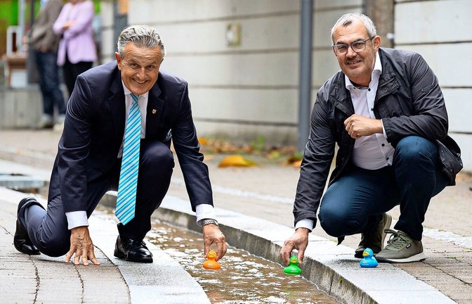 Der Nesenbach fließt wieder überirdisch: OB Frank Nopper (links) und der Leiter des Tiefbauamts mit Eigenbetrieb Stadtentwässerung, Jürgen Mutz, an der 90 Meter langen Rinne in der Nesenbachstraße.<span class='image-autor'>Foto: Lg/Piechowski</span>