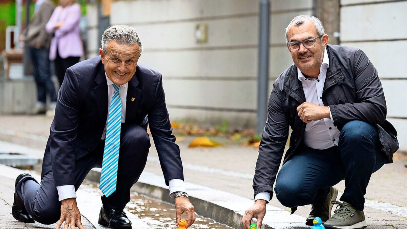 Der Nesenbach fließt wieder überirdisch: OB Frank Nopper (links) und der Leiter des Tiefbauamts mit Eigenbetrieb Stadtentwässerung, Jürgen Mutz, an der 90 Meter langen Rinne in der Nesenbachstraße.Foto: Lg/Piechowski Der Nesenbach fließt wieder überirdisch: OB Frank Nopper (links) und der Leiter des Tiefbauamts mit Eigenbetrieb Stadtentwässerung, Jürgen Mutz, an der 90 Meter langen Rinne in der Nesenbachstraße.Foto: Lg/Piechowski