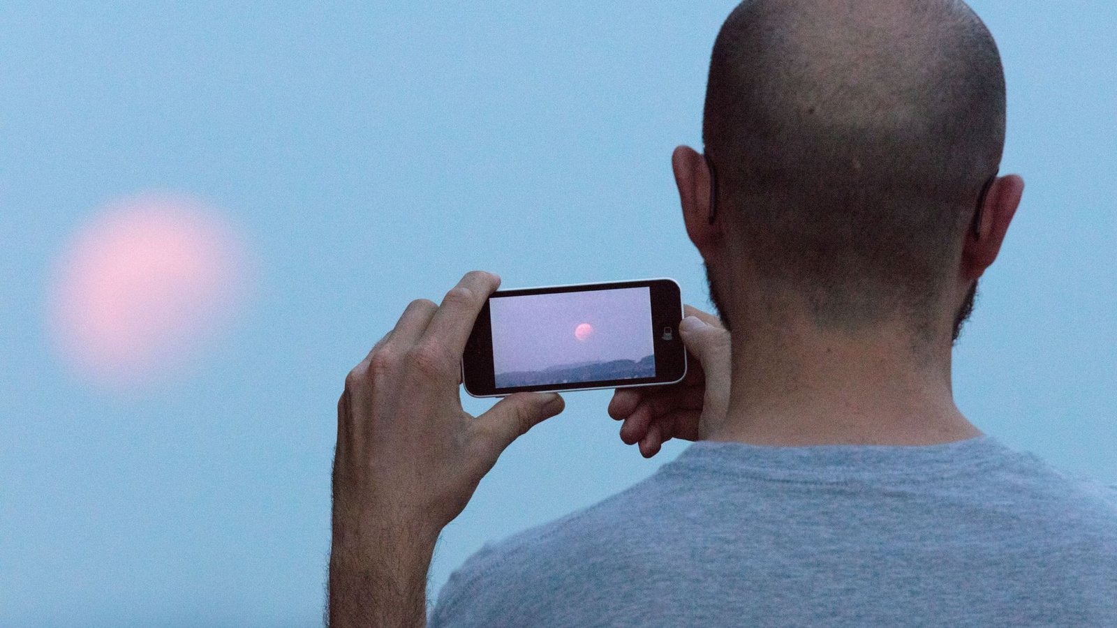 Am Sonntag tritt der Mond wieder in den Kernschatten der Erde.Foto: Friso Gentsch/dpa Am Sonntag tritt der Mond wieder in den Kernschatten der Erde.Foto: Friso Gentsch/dpa