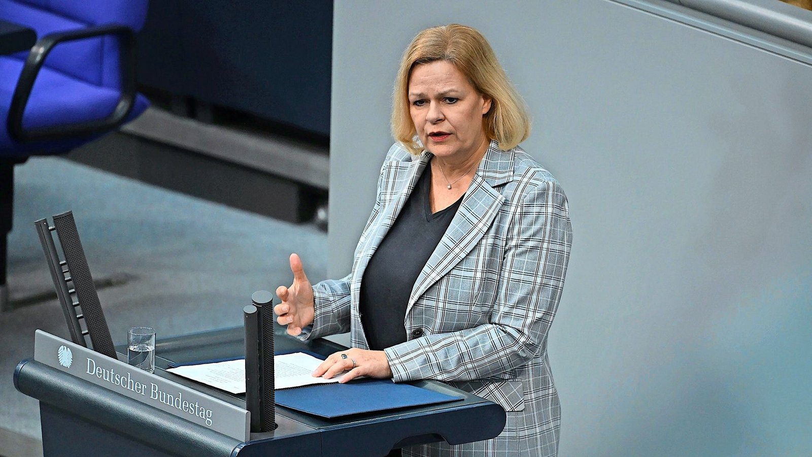 Die ehemalige Innenministerin Nancy Faeser ist der Politik treu geblieben. Sie sitzt weiterhin als SPD-Abgeordnete für den Wahlkreis Main-Taunus im Bundestag. Ihr Abgeordnetenbüro hat sie nach Hofheim am Taunus verlegt, sie lebt jedoch mit ihrer Familie im benachbarten Schwalbach am Taunus. Darüber hinaus ist sie in mehreren Bundestagsausschüssen aktiv, unter anderem im Ausschuss für Digitalisierung und Staatsmodernisierung.Foto: dpa