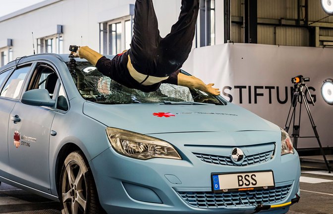 Zur Veranschaulichung der schweren Folgen wird im Crashtest ein Zusammenstoß von Fußgängern und Autos nachgestellt.<span class='image-autor'>Foto: Lars Berg/dpa</span>