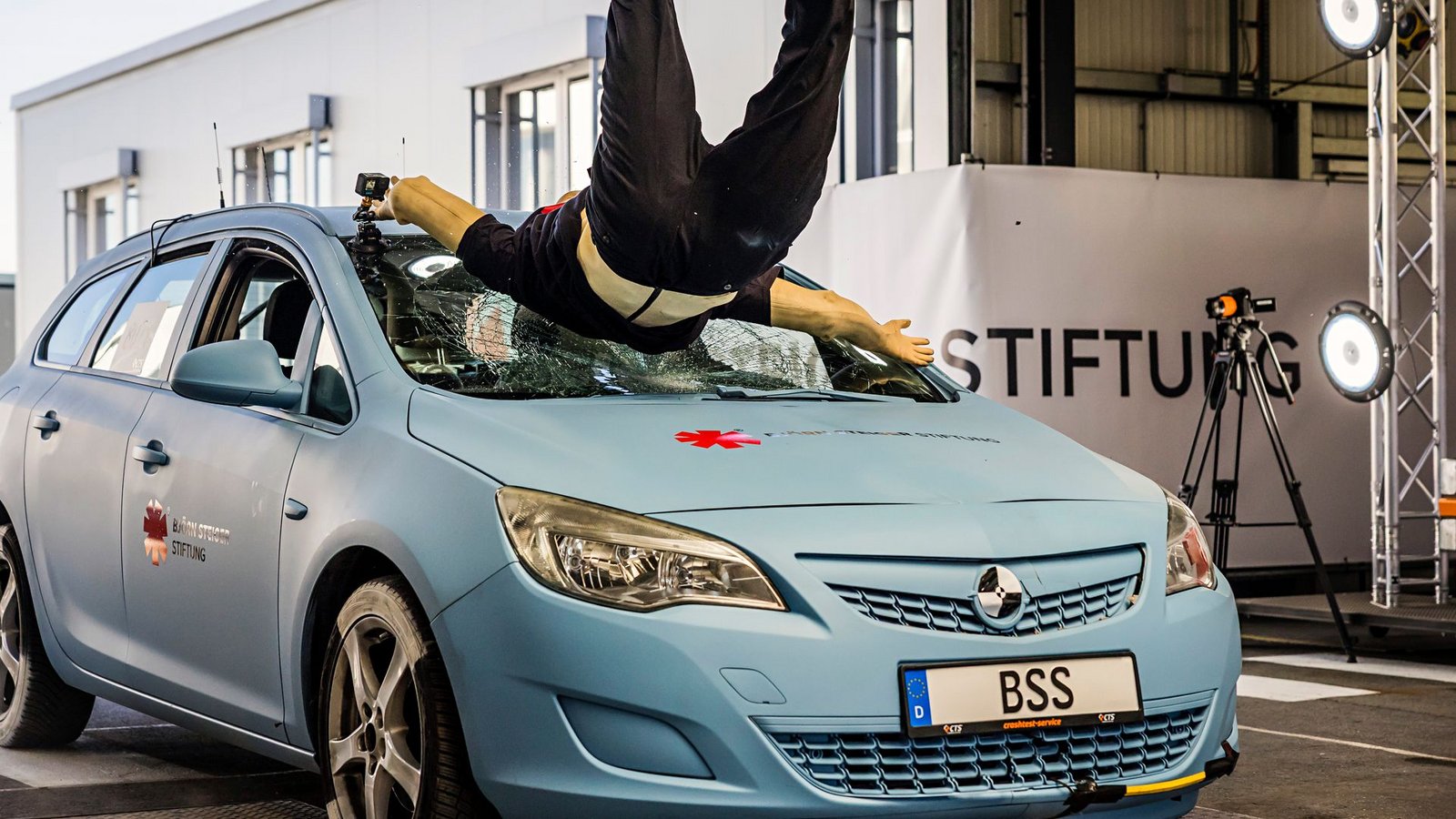 Zur Veranschaulichung der schweren Folgen wird im Crashtest ein Zusammenstoß von Fußgängern und Autos nachgestellt.Foto: Lars Berg/dpa