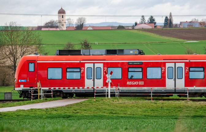 Eine 18-Jährige wird am Donnerstag im Zug von Oberkochen nach Aalen von einem älteren Mann sexuell belästigt. (Symbolbild)<span class='image-autor'>Foto: IMAGO/Wolfgang Maria Weber/IMAGO/Wolfgang Maria Weber</span>