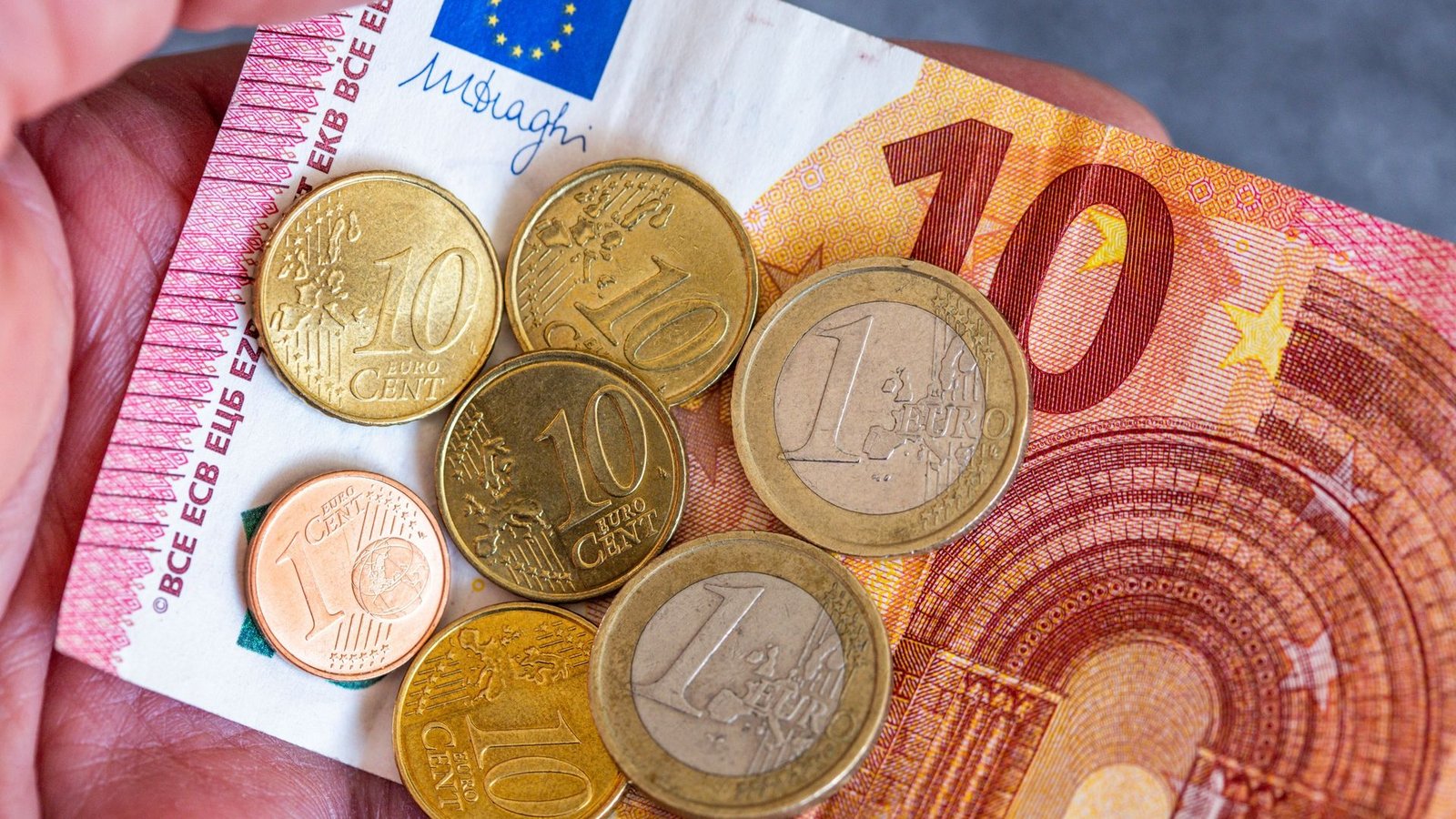 Linken-Chef Schirdewan fordert, den Mindestlohn von derzeit 12,41 Euro auf 15 Euro zu erhöhen.Foto: Jan Woitas/dpa