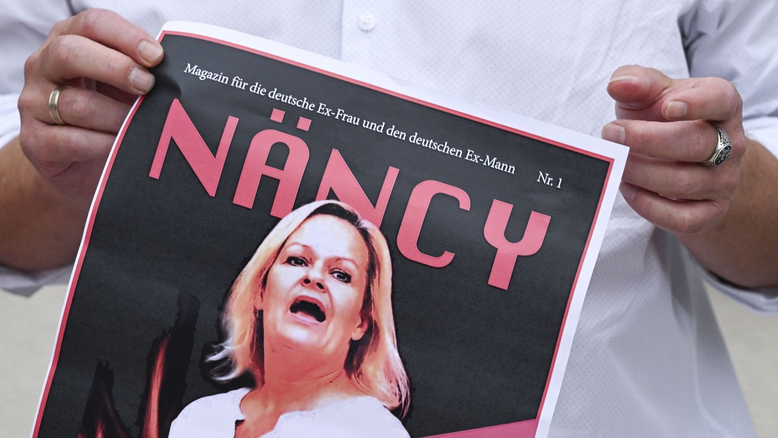 Die August-Ausgabe von Compact nennt sich Näncy.Foto: dpa/Jens Kalaene Die August-Ausgabe von Compact nennt sich Näncy.Foto: dpa/Jens Kalaene