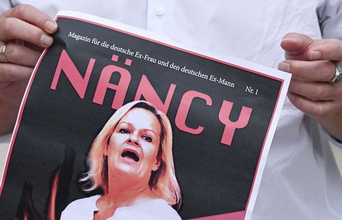 Die August-Ausgabe von Compact nennt sich Näncy.<span class='image-autor'>Foto: dpa/Jens Kalaene</span>