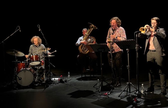 Da fliegt dir doch das Blech weg: die Tiny Brass Band im Theaterhaus.<span class='image-autor'>Foto: Staiber</span>