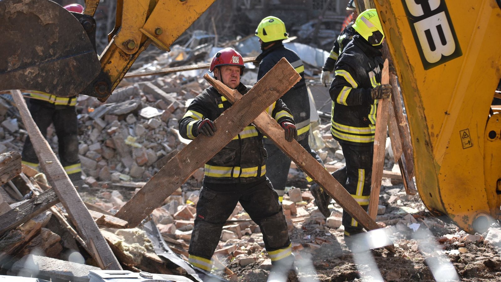 Auch aus Dnipro wurden schwere Explosionen gemeldet.Foto: Mykola Synelnykov/AP/dpa