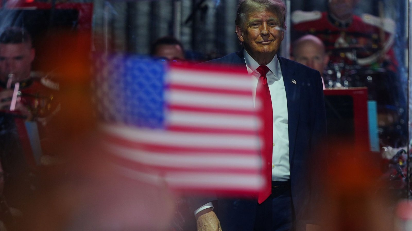 US-Präsident Donald Trump steht auf der Bühne, nachdem er bei der Eröffnung der „Great American State Fair“ auf der National Mall eine Rede gehalten hat.Foto: Julia Demaree Nikhinson/AP/dpa US-Präsident Donald Trump steht auf der Bühne, nachdem er bei der Eröffnung der „Great American State Fair“ auf der National Mall eine Rede gehalten hat.Foto: Julia Demaree Nikhinson/AP/dpa