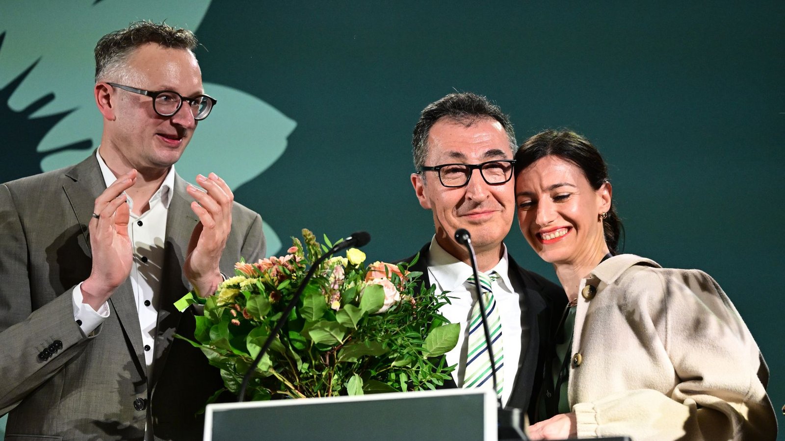 Als Fraktionschef darf Andreas Schwarz (links) dem künftigen Ministerpräsidenten Cem Özdemir (hier mit seiner Frau Flavia) nicht nur zujubeln, er muss ihn auch kritisch beraten.Foto: Bernd Weißbrod/dpa Als Fraktionschef darf Andreas Schwarz (links) dem künftigen Ministerpräsidenten Cem Özdemir (hier mit seiner Frau Flavia) nicht nur zujubeln, er muss ihn auch kritisch beraten.Foto: Bernd Weißbrod/dpa