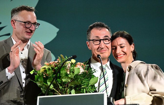 Als Fraktionschef darf Andreas Schwarz (links) dem künftigen Ministerpräsidenten Cem Özdemir (hier mit seiner Frau Flavia) nicht nur zujubeln, er muss ihn auch kritisch beraten.<span class='image-autor'>Foto: Bernd Weißbrod/dpa</span>