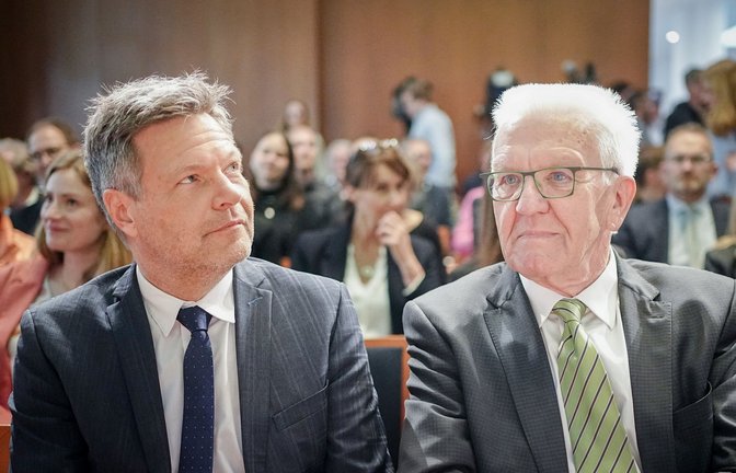 Bundeswirtschaftsminister Robert Habeck (links) ist in der Gunst vieler Wähler gesunken; Baden-Württembergs Ministerpräsident Winfried Kretschmann wird nicht mehr zur Wahl antreten.<span class='image-autor'>Foto: dpa/Kay Nietfeld</span>