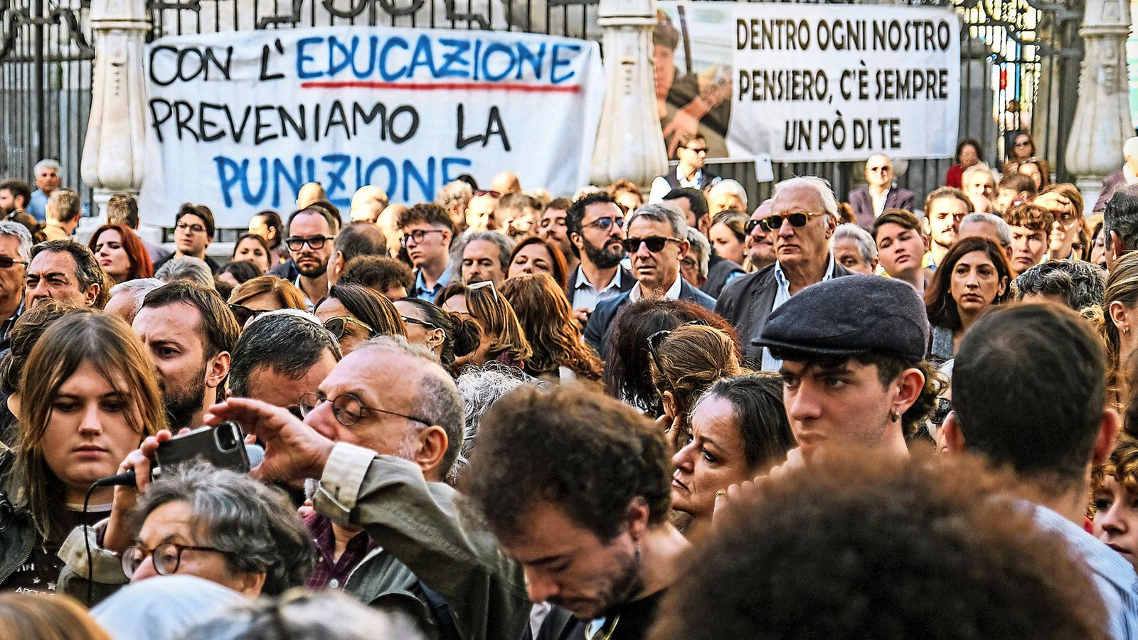 Neapolitaner demonstrieren gegen die Gewalt auf den Straßen der Stadt unter dem Vesuv.Foto: //Antonio Balasco / LiveMedia
