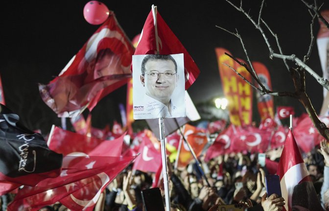 Im vergangenen Frühjahr kam es nach der Festnahme von Ekrem Imamoglu zu Massenkundgebungen.<span class='image-autor'>Foto: Francisco Seco/AP/dpa</span>
