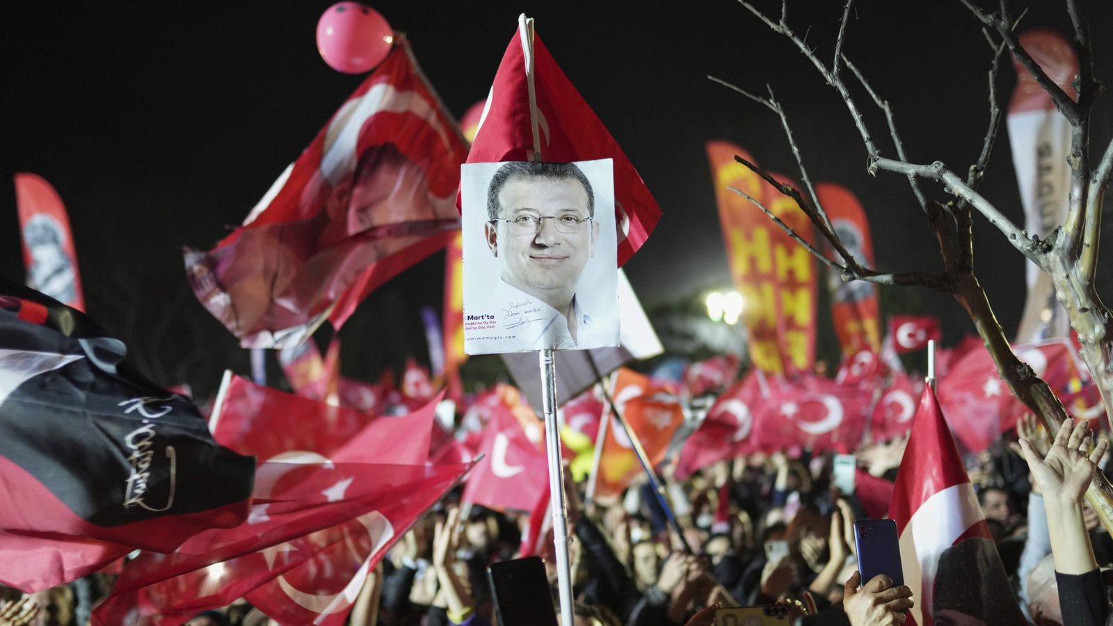 Im vergangenen Frühjahr kam es nach der Festnahme von Ekrem Imamoglu zu Massenkundgebungen.Foto: Francisco Seco/AP/dpa Im vergangenen Frühjahr kam es nach der Festnahme von Ekrem Imamoglu zu Massenkundgebungen.Foto: Francisco Seco/AP/dpa
