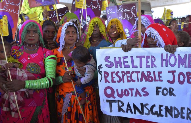 Frauen nehmen in Hyderabad (Pakistan) an einer Kundgebung teil.<span class='image-autor'>Foto: dpa/Pervez Masih</span>