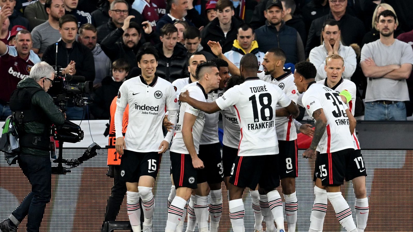 Eintracht Frankfurt darf nach dem Sieg in London vom Europa-League-Finale träumen.Foto: Arne Dedert/dpa