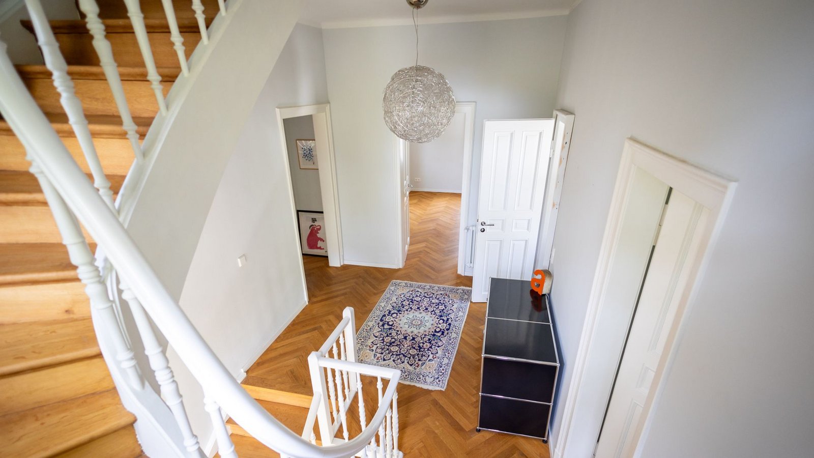 Kassettentüren, Parkett, hohe Räume: Blick in die geschmackvoll renovierte alte Villa von 1896 im Stuttgarter Norden.Foto: Lichtgut/Julian Rettig