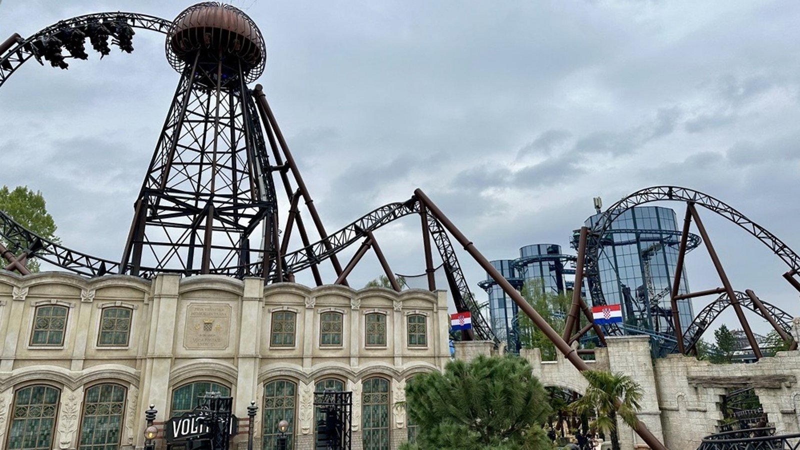 Der hohe Turm ist das Herzstück der AchterbahnFoto: Lea Krug Der hohe Turm ist das Herzstück der AchterbahnFoto: Lea Krug
