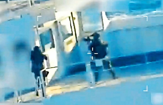 Bild aus einem Video, auf dem X-Account von Generalstaatsanwältin Pam Bondi gepostet. Es zeigt einen Öltanker, der von den US-Streitkräften vor der Küste Venezuelas beschlagnahmt wird.<span class='image-autor'>Foto: U.S. Attorney General's Office/X</span>