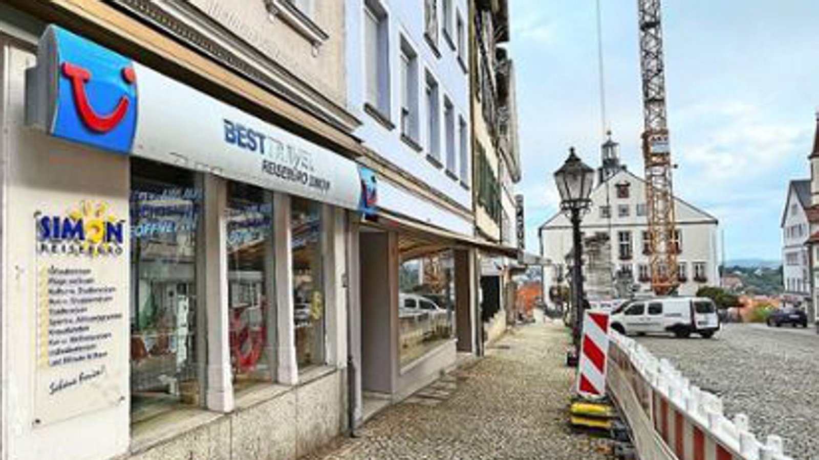 Früher stand vor dem Reisebüro ein Sonnenschirm in AfD-Blau mit dem Logo der rechtspopulistischen Partei.Foto: Schwarzwälder Bote/Stopper Früher stand vor dem Reisebüro ein Sonnenschirm in AfD-Blau mit dem Logo der rechtspopulistischen Partei.Foto: Schwarzwälder Bote/Stopper