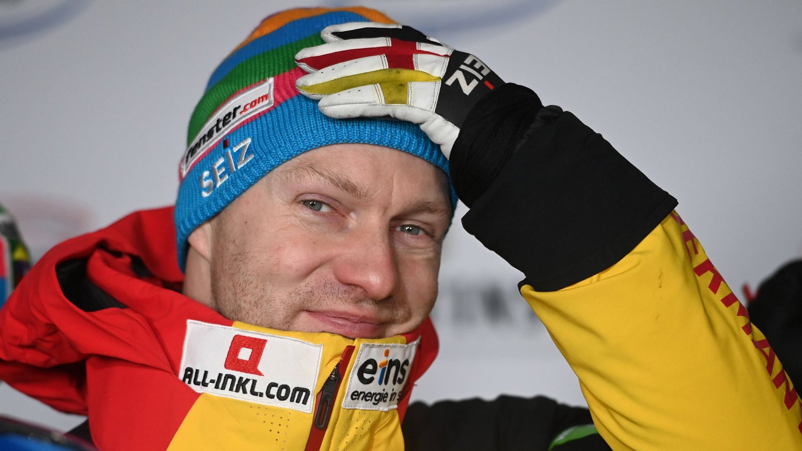 Francesco Friedrich, Bob Der Bobpilot aus Pirna hat in seiner Karriere schon alles erlebt und macht in diesem Winter doch eine neue Erfahrung: Ausnahmsweise rast Francesco Friedrich (35) nicht von Sieg zu Sieg, im Weltcup stand er nur dreimal auf dem obersten Podest (1x Zweier, 2x Vierer). Aus der Ruhe bringt ihn das nicht. „Wir wissen jetzt, wo wir Zeit haben liegen lassen“, sagt er vor den Rennen im neuen Eiskanal von Cortina d’Ampezzo, „bei Olympischen Spielen kommt es nicht auf die Ergebnisse an, die es vorher gab. Immer wenn es entscheidend war, haben wir das Ding gedreht, und wir sind auch diesmal guter Dinge.“ Francesco Friedrich ist nicht nur Rekordweltmeister (18 WM-Titel) und der Bobfahrer mit den meisten Weltcupsiegen (90), sondern auch der einzige Pilot, der bei Winterspielen doppeltes Doppel-Gold gewann – in Pyoengchang (2018) und Peking (2022) triumphierte er jeweils im Zweier und im Vierer. Nun könnte er in Cortina mit einem fünften Triumph André Lange (4x Gold von 2002 bis 2010) hinter sich lassen. Das wird er mit neuen Kufen versuchen – und mit dem ihm eigenen Ehrgeiz: „Wir sind bereit!“Foto: IMAGO/Sven Simon