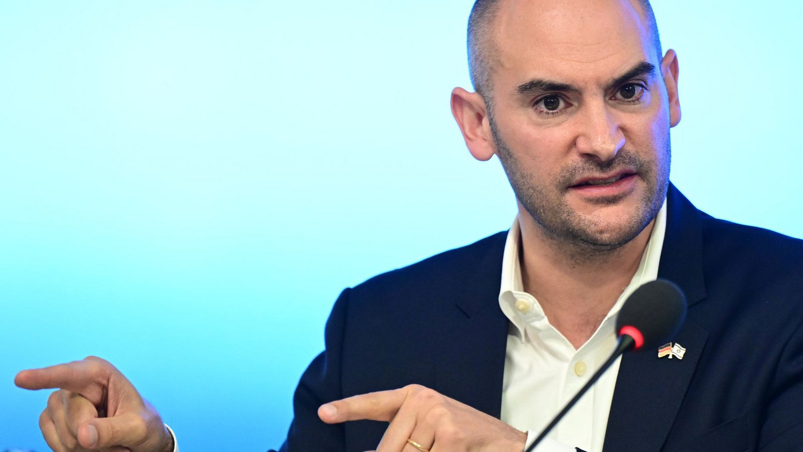 Finanzminister Bayaz hat Vorsorge für den milliardenschweren Tarifabschluss getroffen.Foto: dpa/Bernd Weißbrod Finanzminister Bayaz hat Vorsorge für den milliardenschweren Tarifabschluss getroffen.Foto: dpa/Bernd Weißbrod