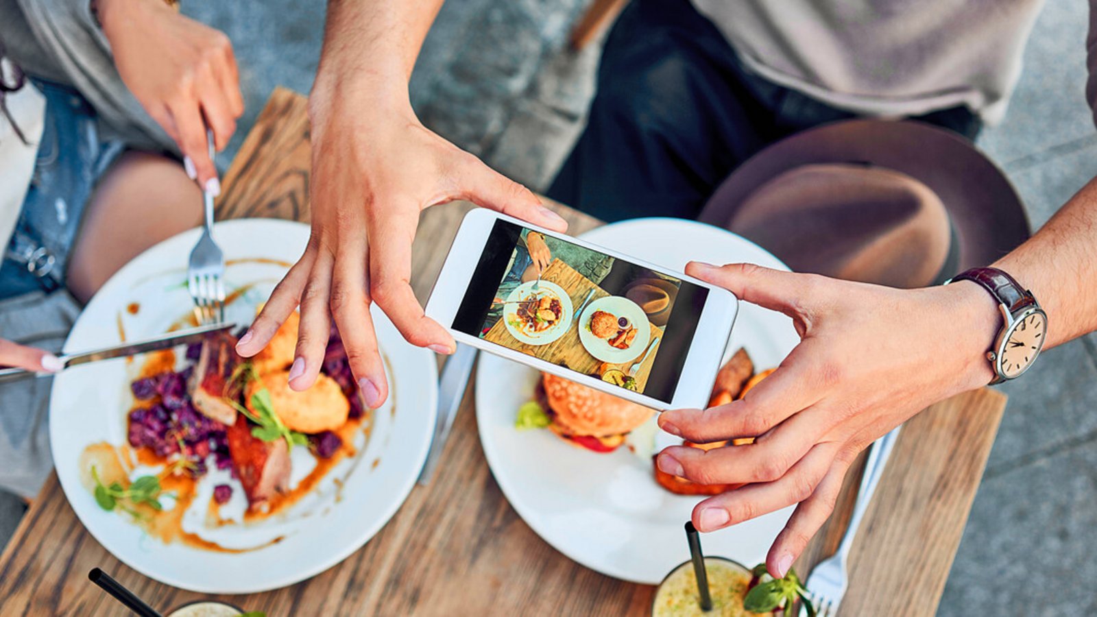 Nutzer können auf Google Sterne für Restaurants vergeben – viele posten auch Bilder vom Essen. Manche Lokale werden hundert- oder tausendfach bewertet.Foto: imago/ Westend61 Nutzer können auf Google Sterne für Restaurants vergeben – viele posten auch Bilder vom Essen. Manche Lokale werden hundert- oder tausendfach bewertet.Foto: imago/ Westend61