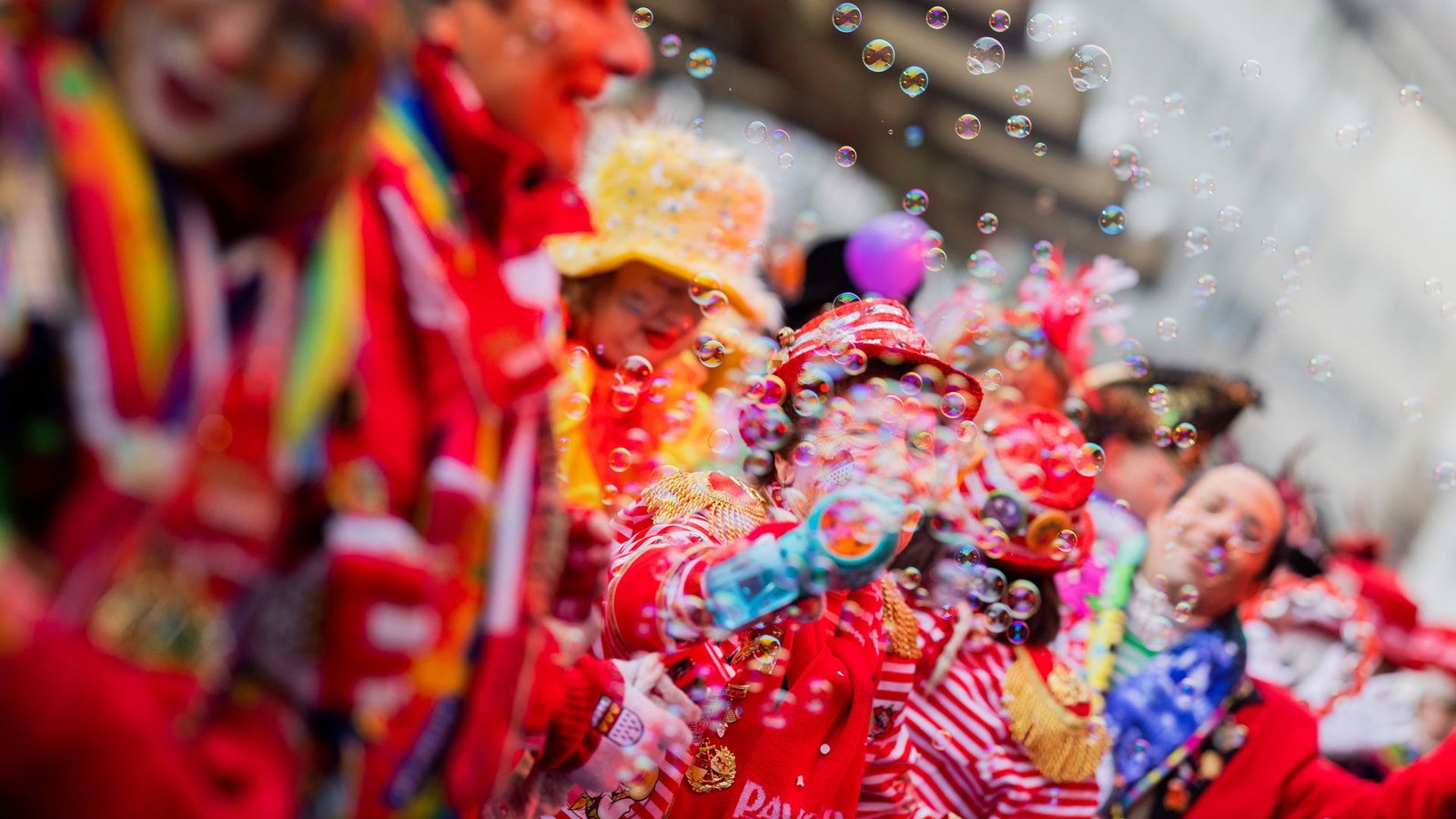 Buntes Treiben: in diesen Tagen finden in den Faschingshochburgen zahlreiche Umzüge und andere Veranstaltungen statt.Foto: dpa/Rolf Vennenbernd Buntes Treiben: in diesen Tagen finden in den Faschingshochburgen zahlreiche Umzüge und andere Veranstaltungen statt.Foto: dpa/Rolf Vennenbernd