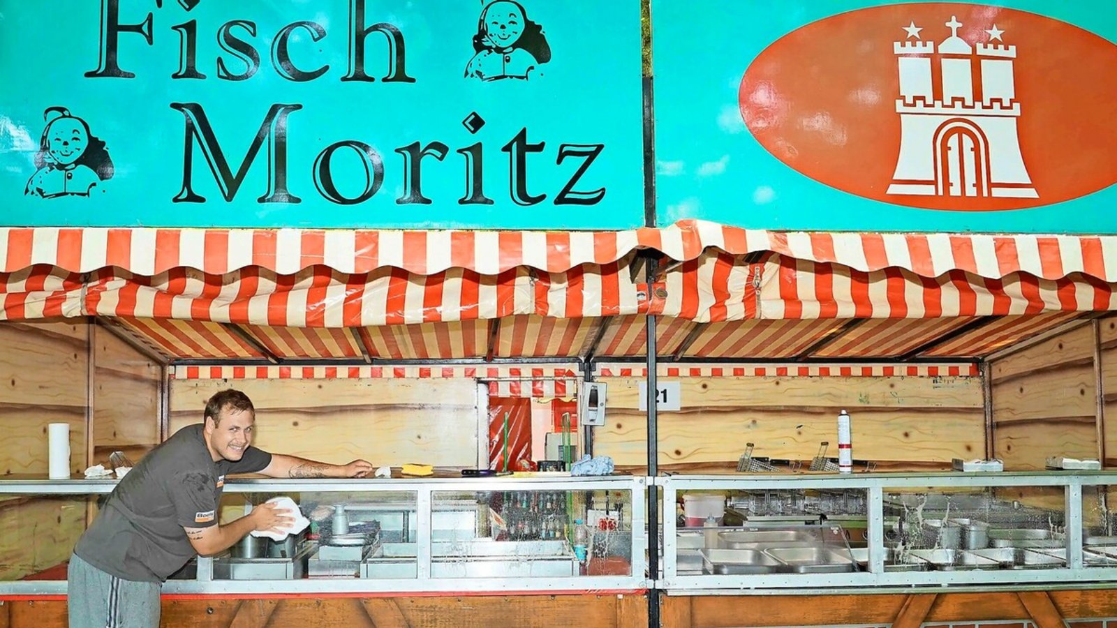 Auf dem Karlsplatz wird der Fischmarkt aufgebaut.Foto: Andreas Rosar