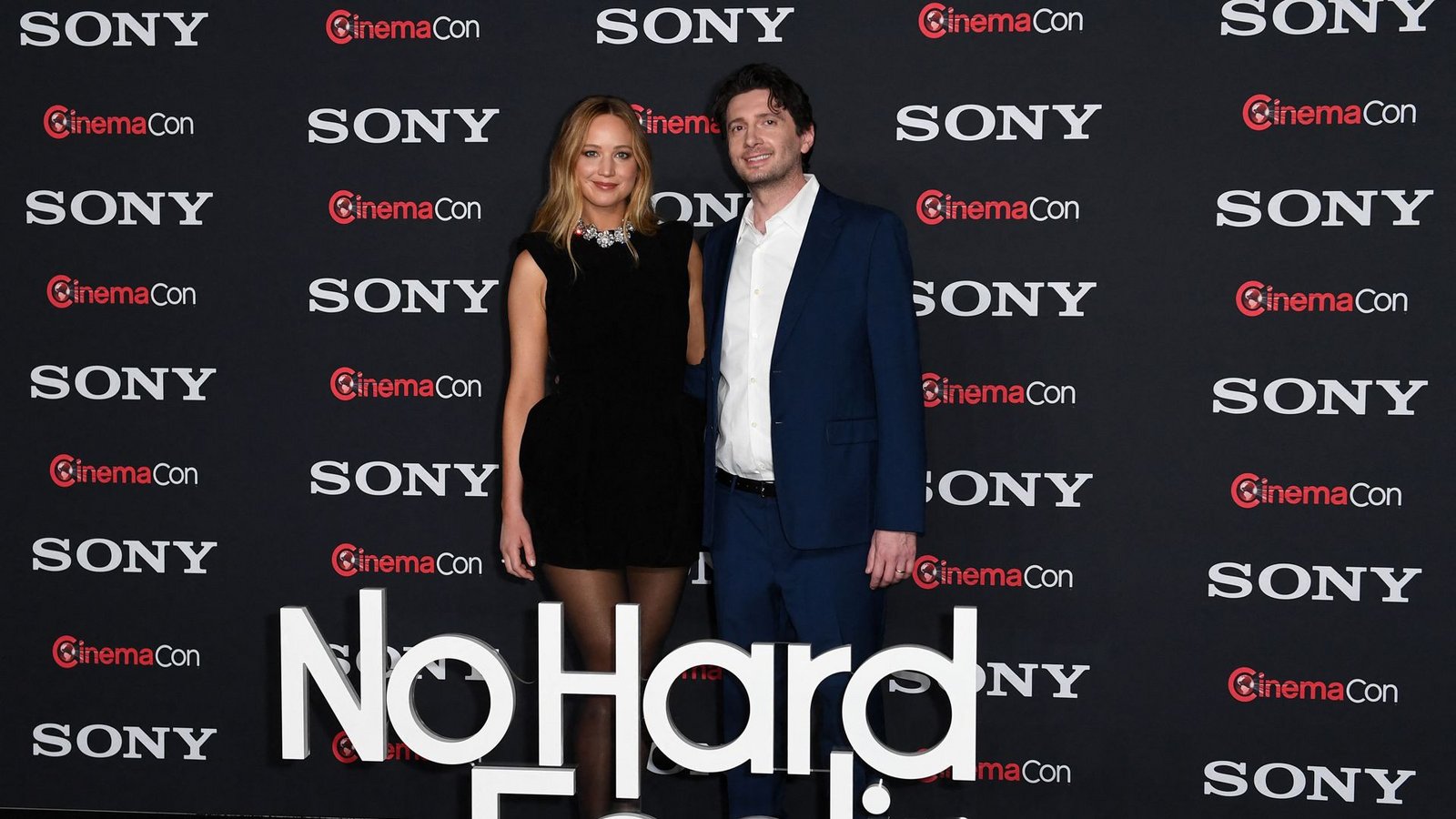 Schauspielerin Jenniger Lawrence und Schaupieler Gene Stupnitsky spielen die Hauptrollen bei der Komödie „No Hard Feelings“.Foto: AFP/VALERIE MACON Schauspielerin Jenniger Lawrence und Schaupieler Gene Stupnitsky spielen die Hauptrollen bei der Komödie „No Hard Feelings“.Foto: AFP/VALERIE MACON