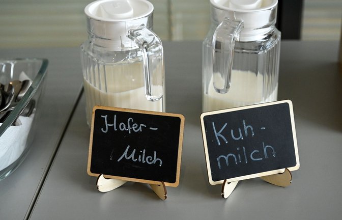 Echte "Milch" gibt es laut Vorschrift nur von Tieren - aber im Alltag werden auch Pflanzendrinks so genannt.<span class='image-autor'>Foto: Jens Kalaene/dpa</span>