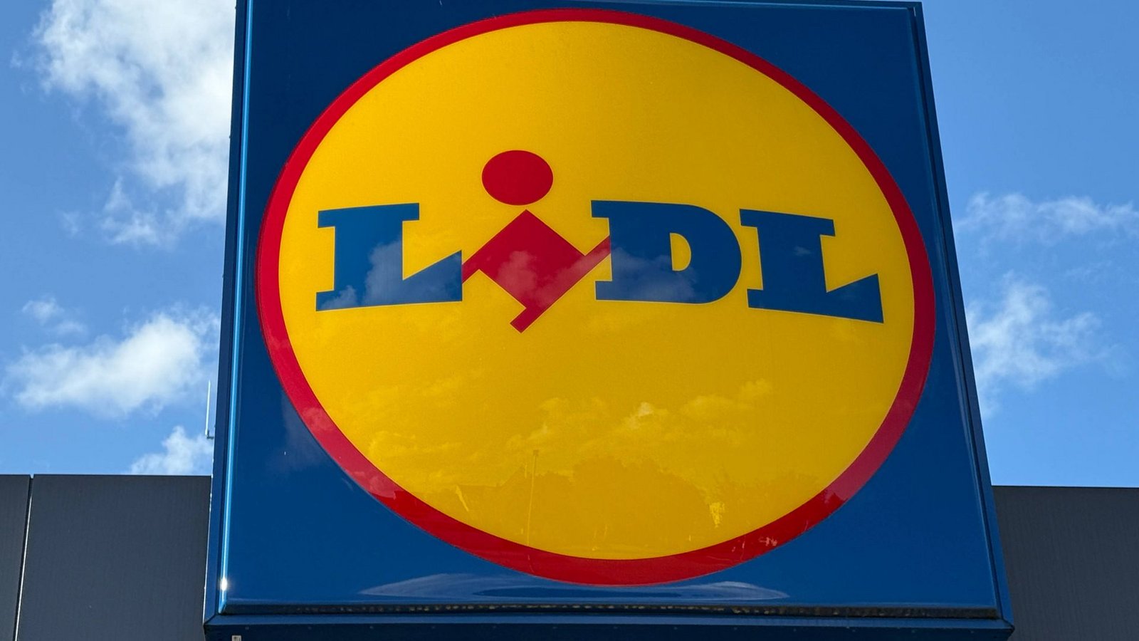 Blau, gelb, rot: die Farben des Discounters Lidl haben in Lottstetten für Diskussionen gesorgt (Symbolbild).Foto: IMAGO/mix1