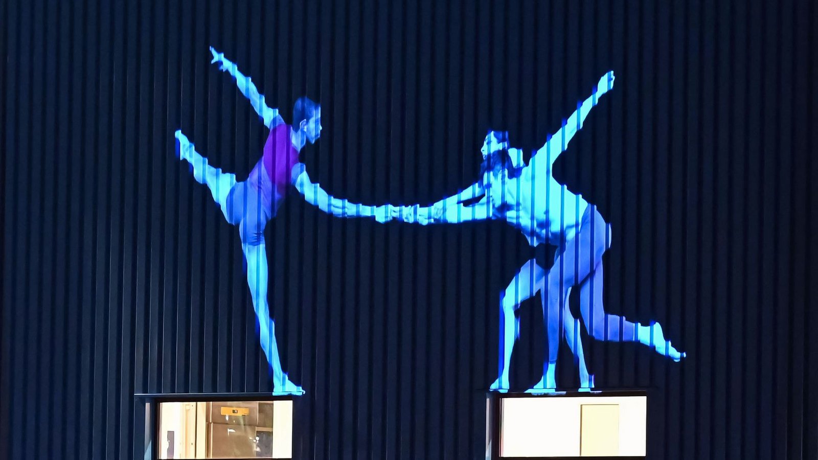 Bei dem Projekt "Ballet of the City" werden Choreografien des Karlsruher Staatsballetts im gesamten Stadtraum an Wände und Gebäude projiziert.Foto: Uli Deck/dpa