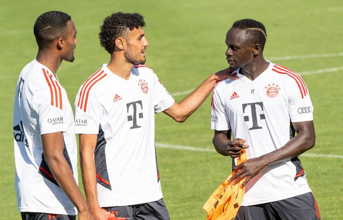 Die Bayern-Neuzugänge Ryan Gravenberch (l-r), Noussair Mazraoui und Sadio Mané unterhalten sich während einer Trainingspause.<span class='image-autor'>Foto: Peter Kneffel/dpa</span>