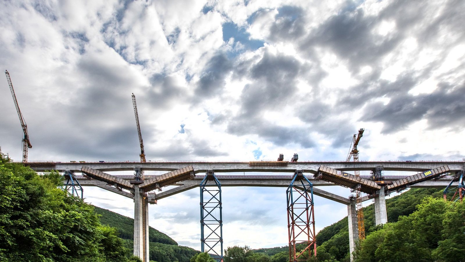 Insgesamt wurden für die Filstalbrücke rund 55 000 Kubikmeter Beton und 7700 Tonnen Stahl verbaut.Foto: Horst Rudel Insgesamt wurden für die Filstalbrücke rund 55 000 Kubikmeter Beton und 7700 Tonnen Stahl verbaut.Foto: Horst Rudel
