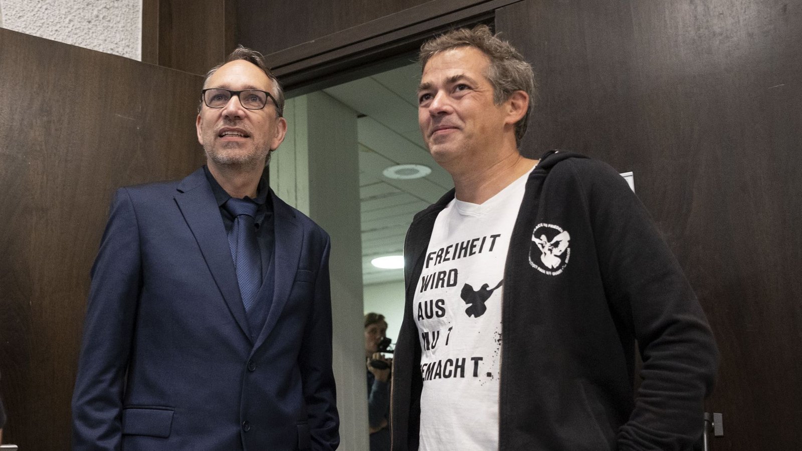 Rechtsanwalt Ralf Ludwig (links) und „Querdenken“-Gründer Michael Ballweg. Jetzt vertritt Ludwig auch einen der Beschuldigten der Aschermittwochs-Ausschreitungen in Biberach.Foto: Lichtgut/Julian Rettig