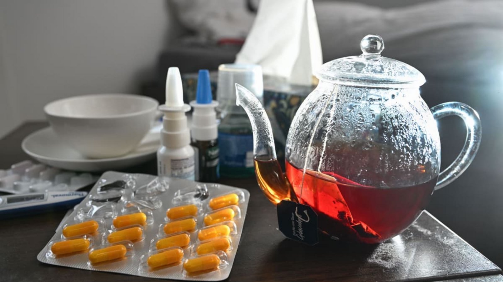 Grippe: ARCHIV - 29.10.2023, Baden-Württemberg, Stuttgart: Medikamente und eine Kanne und Tasse Tee zur Bekämpfung einer Erkältung sind auf einem Nachttisch aufgestellt. (zu dpa: «Erkältung, Grippe und Co: Wie sieht es in Thüringen aus?») Foto: Bernd Weißbrod/dpa +++ dpa-Bildfunk +++Bernd Weißbrod/dpa