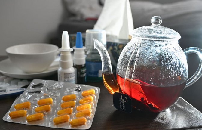 Grippe: ARCHIV - 29.10.2023, Baden-Württemberg, Stuttgart: Medikamente und eine Kanne und Tasse Tee zur Bekämpfung einer Erkältung sind auf einem Nachttisch aufgestellt. (zu dpa: «Erkältung, Grippe und Co: Wie sieht es in Thüringen aus?») Foto: Bernd Weißbrod/dpa +++ dpa-Bildfunk +++<span class='image-autor'>Bernd Weißbrod/dpa</span>
