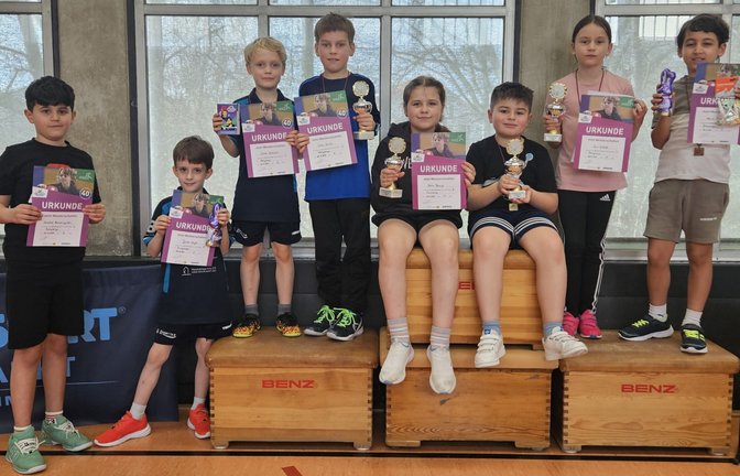 Stolz präsentieren die Tischtennis-Talente ihre Pokale und Urkunden (von links): Leandros Karapanagiotidi, Justus Engel, Lionel Bernhard, Lukas Kanzler, Zlatka Boichyk, Mattia Pappicio, Sina Schärfl und Younes Mahmoud.  <span class='image-autor'>Foto: privat</span>