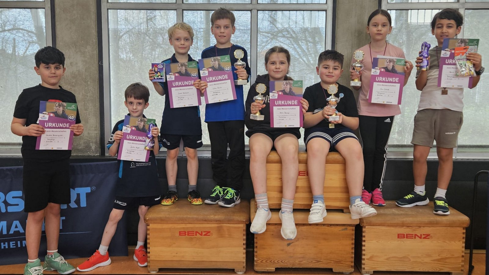 Stolz präsentieren die Tischtennis-Talente ihre Pokale und Urkunden (von links): Leandros Karapanagiotidi, Justus Engel, Lionel Bernhard, Lukas Kanzler, Zlatka Boichyk, Mattia Pappicio, Sina Schärfl und Younes Mahmoud.  Foto: privat