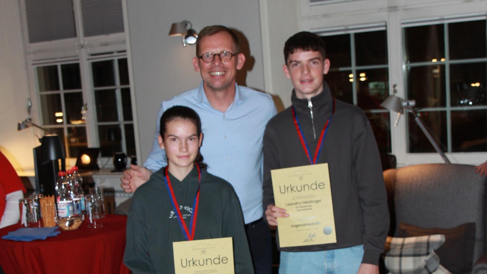 Chiara Heidinger (links) und Leandro Heidinger werden von OB Skrzypek geehrt.  