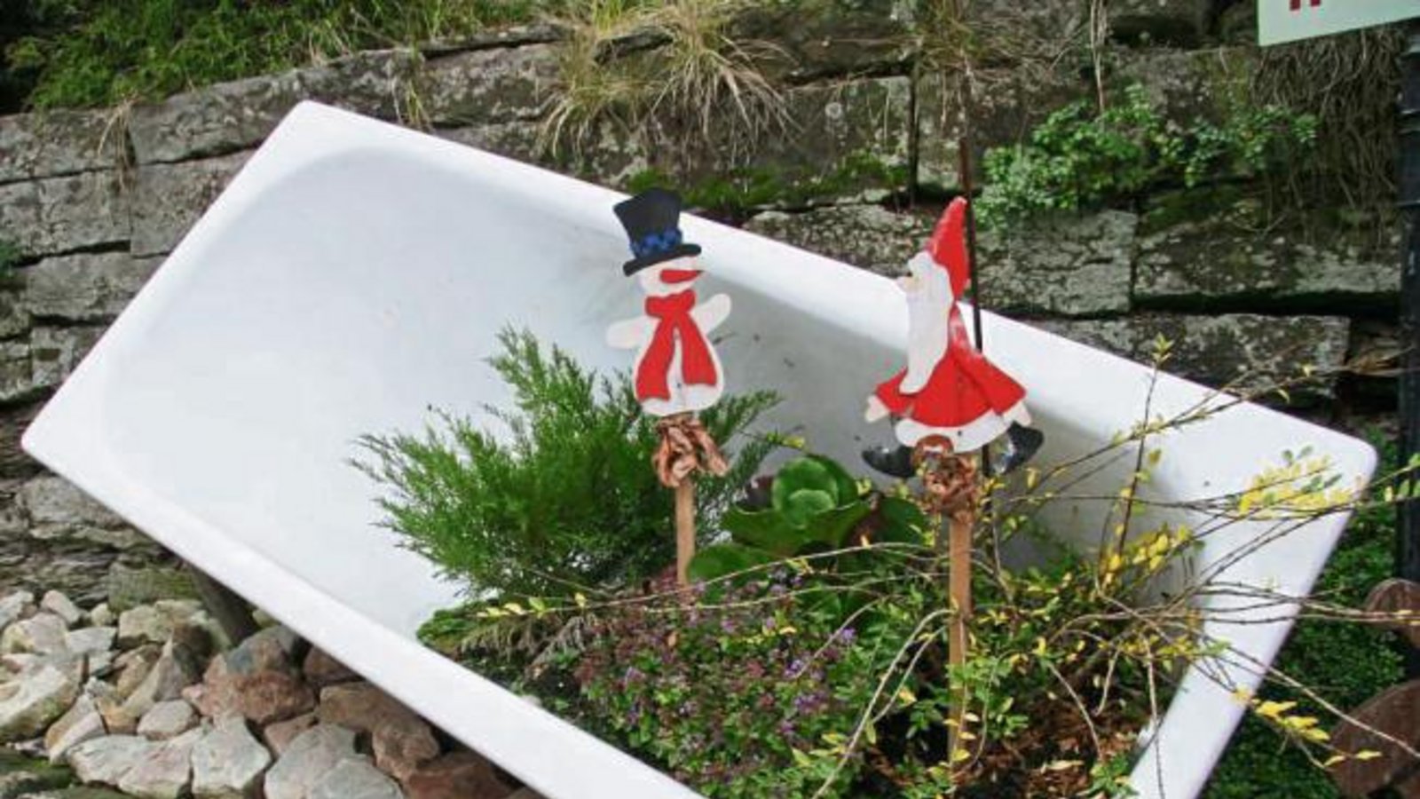 Badewanne statt Schlitten – Herr Schneemann und Herr Nikolaus aus Gündelbach präsentieren den neuesten Trend für die Weihnachtssaison 2014. Foto: Rostek Badewanne statt Schlitten – Herr Schneemann und Herr Nikolaus aus Gündelbach präsentieren den neuesten Trend für die Weihnachtssaison 2014. Foto: Rostek