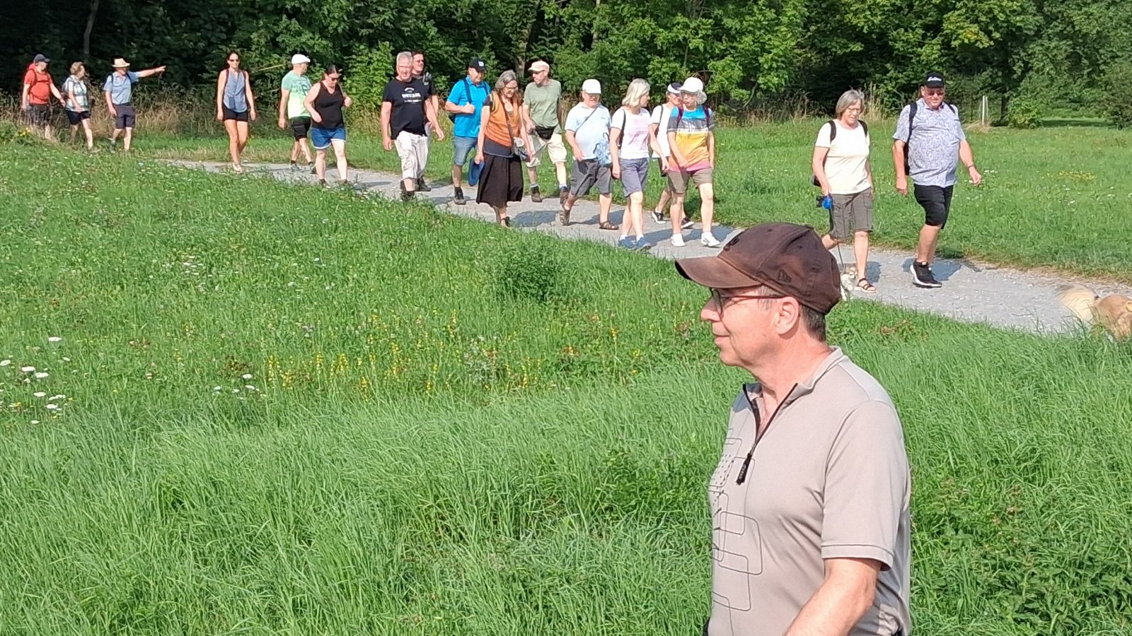 Gut behütet: Da es streckenweise übers offene Feld geht, ist Kopfbedeckung und Sonnenschutz besonders wichtig. Fotos: Kauer