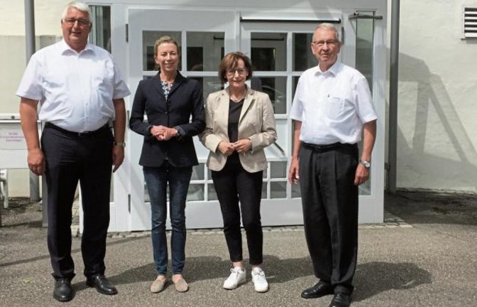 Kandidatin Knecht (Zweite v. li.) in Eberdingen bei Bürgermeister Schäfer (links) mit Dagmar Holzberg und Friedrich Wahl. Foto: p