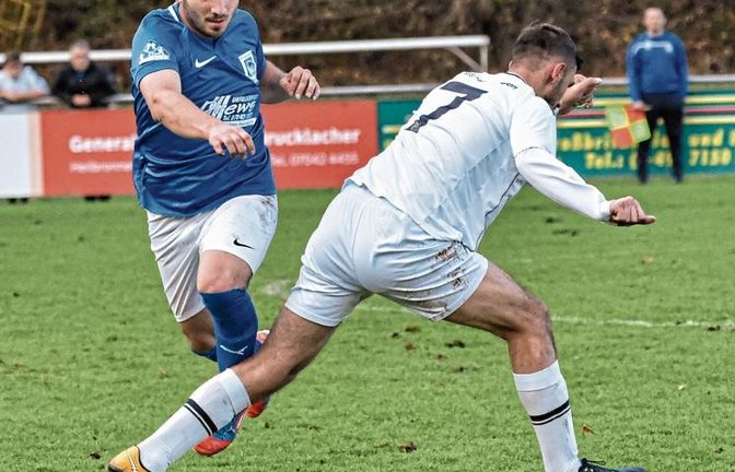 Vaihingens Zeki Beldek (links) ist oft nur mit unfairen Mitteln vom Ball zu trennen – wie hier das lange Bein von Markgröningens Albert Bajrami. Foto: Leitner