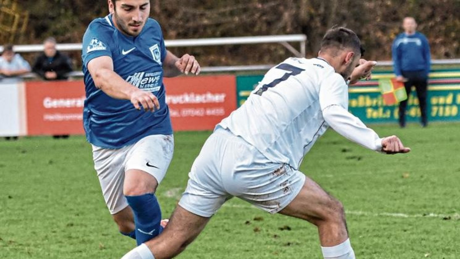 Vaihingens Zeki Beldek (links) ist oft nur mit unfairen Mitteln vom Ball zu trennen – wie hier das lange Bein von Markgröningens Albert Bajrami. Foto: Leitner Vaihingens Zeki Beldek (links) ist oft nur mit unfairen Mitteln vom Ball zu trennen – wie hier das lange Bein von Markgröningens Albert Bajrami. Foto: Leitner