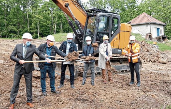 Symbolischer Start der Erweiterung des Hochbehälters Stöckach mit Spaten, Helm und in Corona-Zeiten auch mit Mundschutz (von links): Roland Jans, Julian Herrmann, Frederik Trockel, Winfried Abicht, Frank Schneider und Wolfgang Hagenbuch.  Foto: Kollros