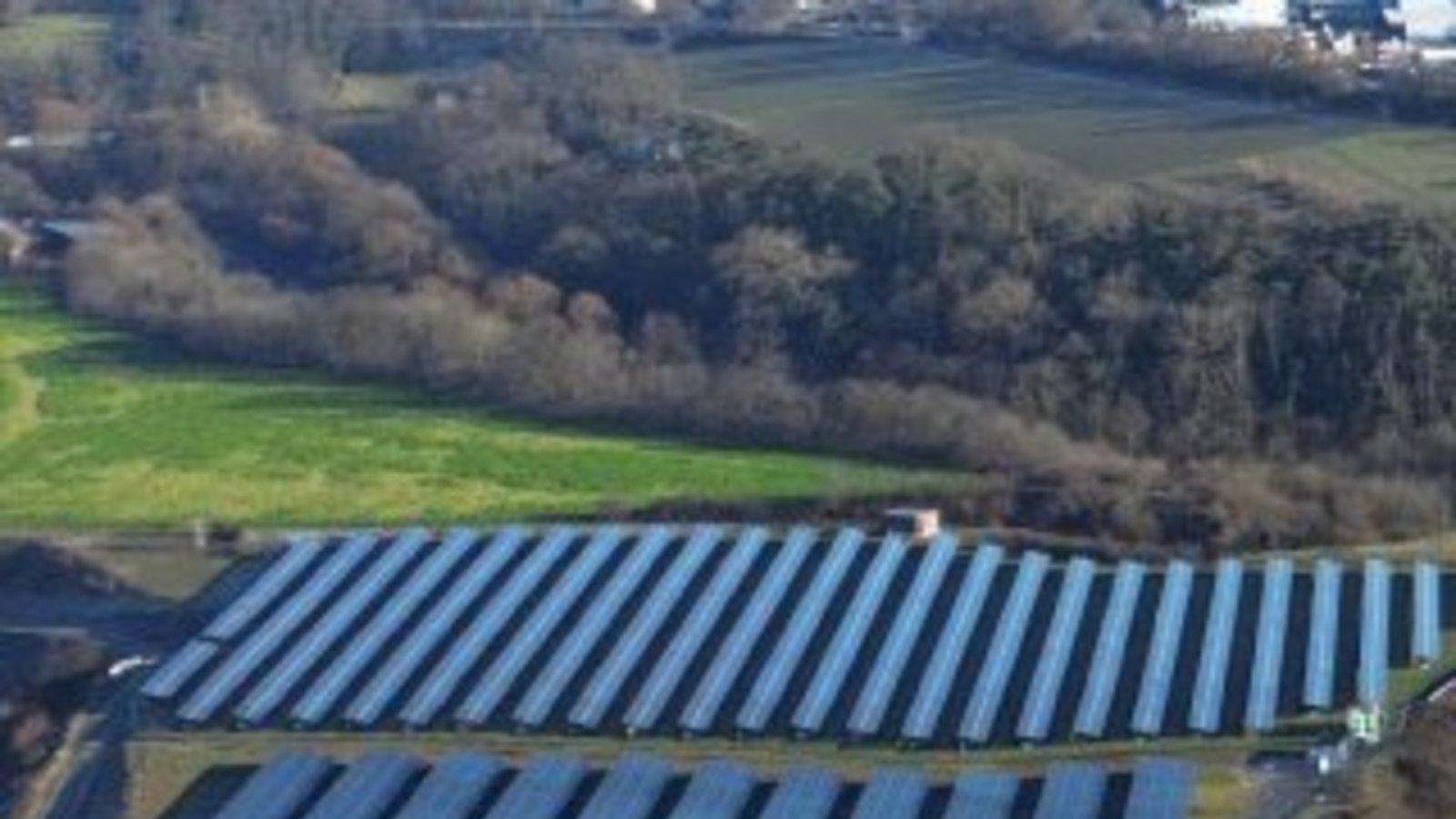 Eine Freiflächen-Photovoltaikanlage gibt es auch am Illinger Steinbruch.  Foto: Küppers/VKZ